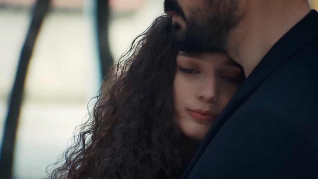 Nana przytula głowę do ramienia Yamana.