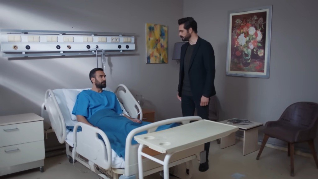 Yaman odwiedza Acara w szpitalu.