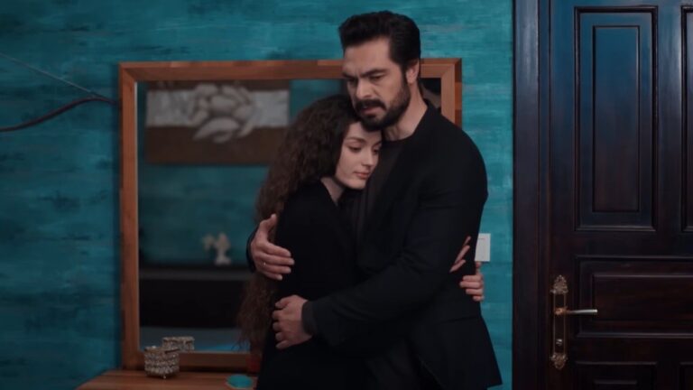 Yaman obejmuje Nanę w pokoju.