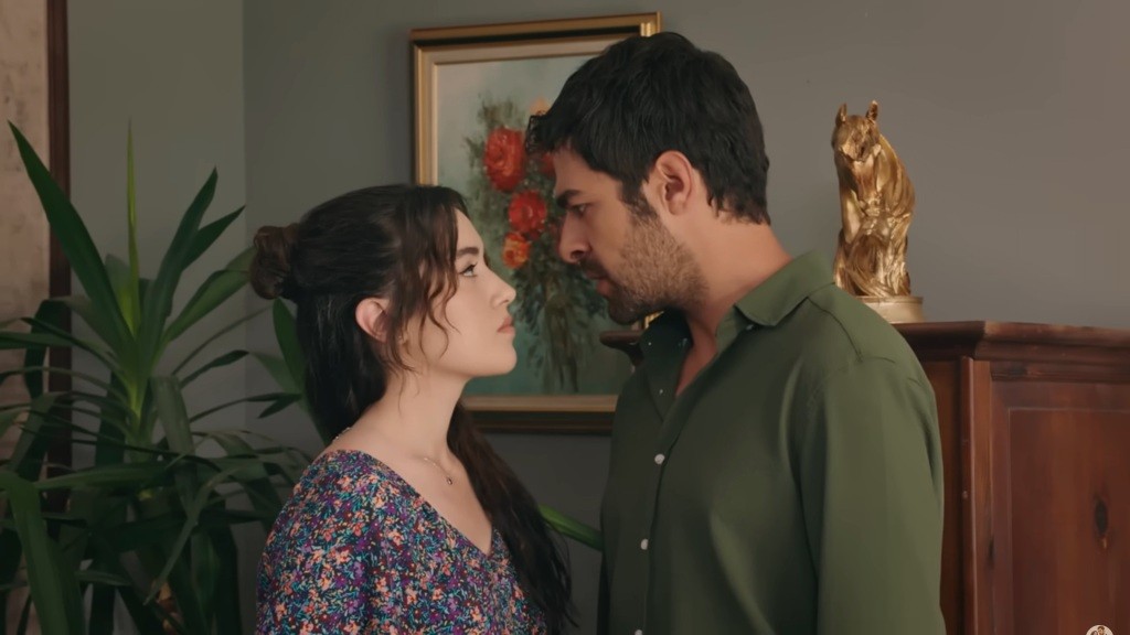 Zeynep i Halil patrzą sobie prosto w oczy.
