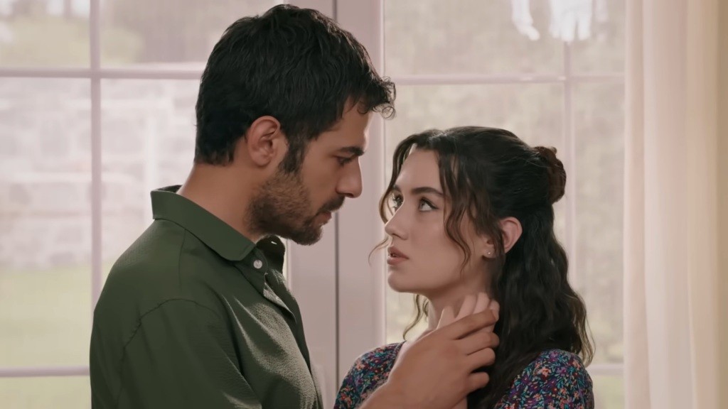 Halil i Zeynep, wpatrzeni w siebie.