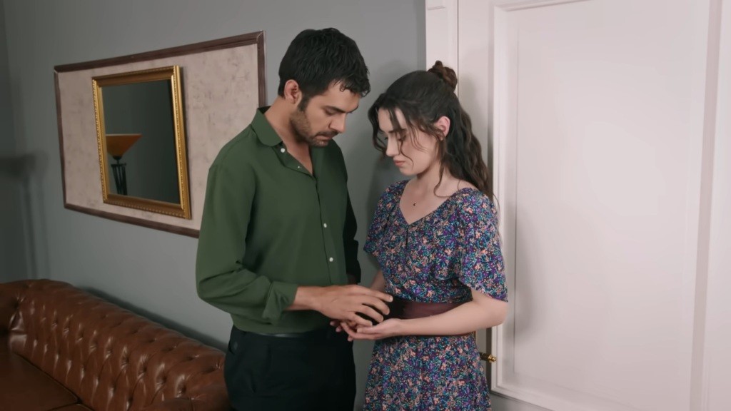 Halil przekazuje Zeynep pudełeczko z naprawionym zegarkiem.