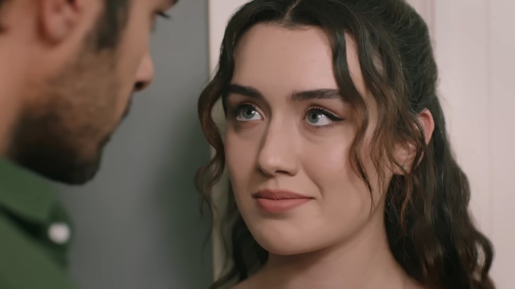 Zbliżenie na twarz Zeynep, patrzącej Halilowi prosto w oczy.
