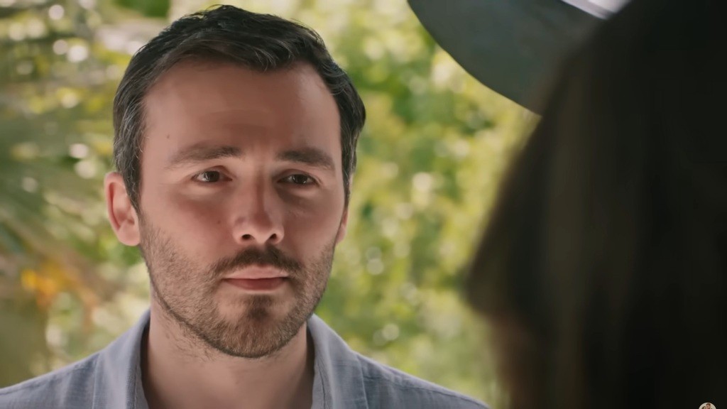 Hakan patrzy smutno, stojąc przed Ferihą. Słowa dziewczyny złamały mu serce.