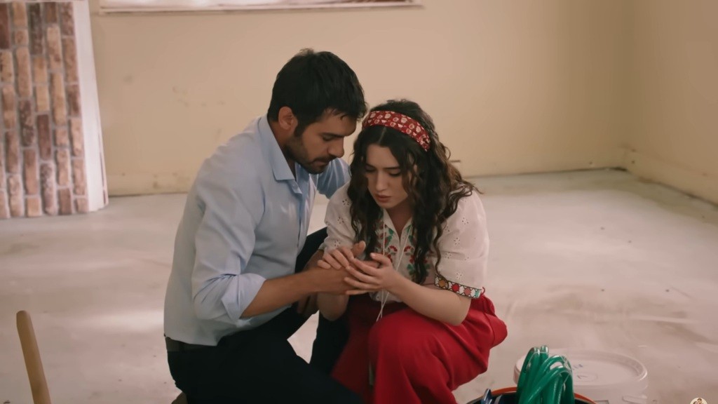 Halil i Zeynep w świetlicy wiejskiej.