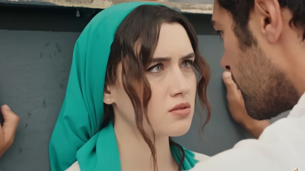 Zeynep kieruje zaskoczone spojrzenie na Halila.