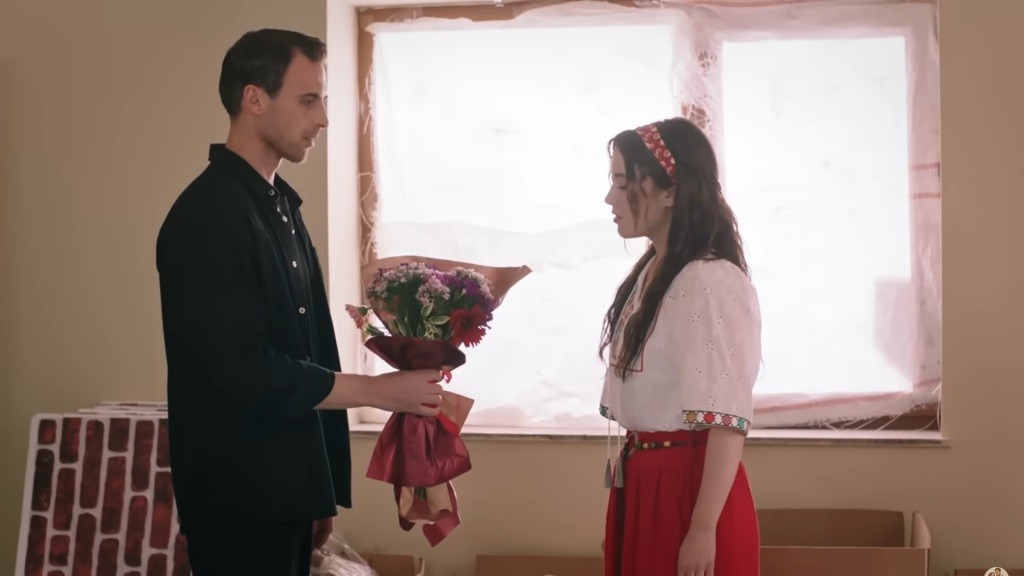 Alper wręcza Zeynep kwiaty, wyznając jej miłość.