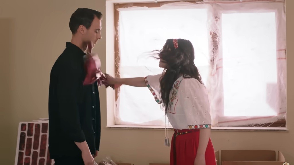 Zeynep uderza Alpera bukietem kwiatów, które od niego dostała.