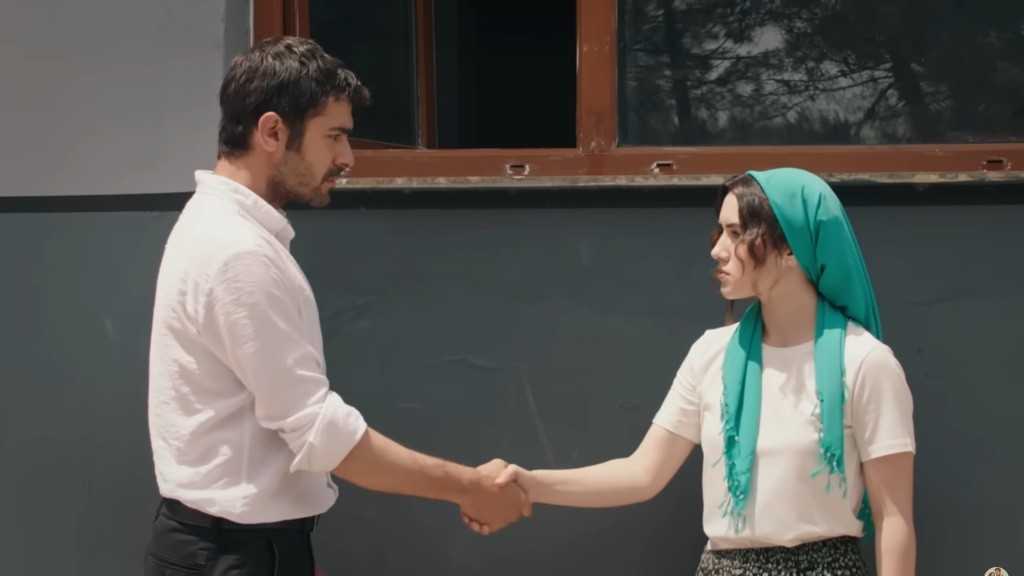 Halil i Zeynep podają sobie dłoń.