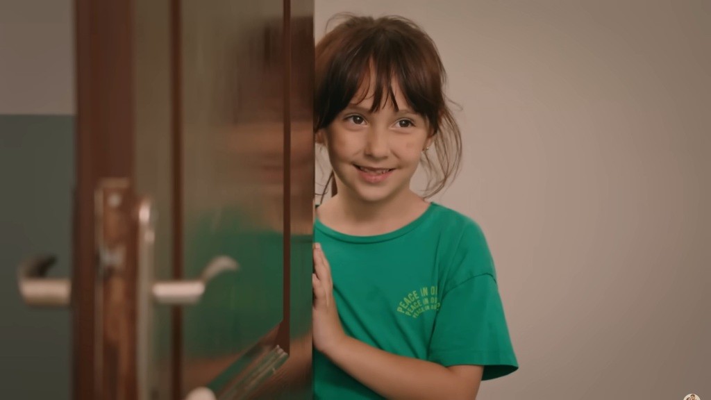 Inci śmieje się, słysząc, że Zeynep kocha Halila.