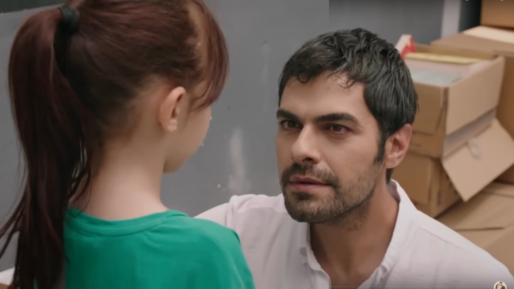 Inci donosi Halilowi, że Zeynep go kocha.