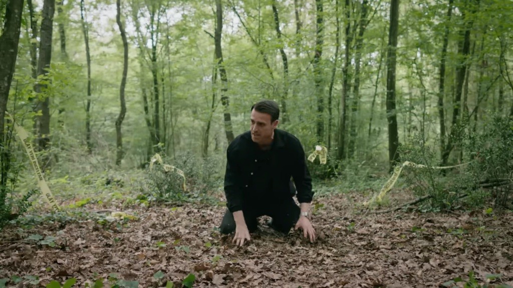 Alper znajduje się w lesie, w miejscu zbrodni.