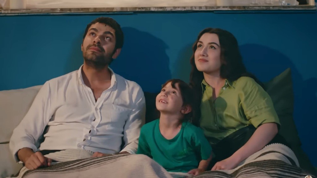Halil, Inci i Zeynep ob serwują gwiazdy na suficie.