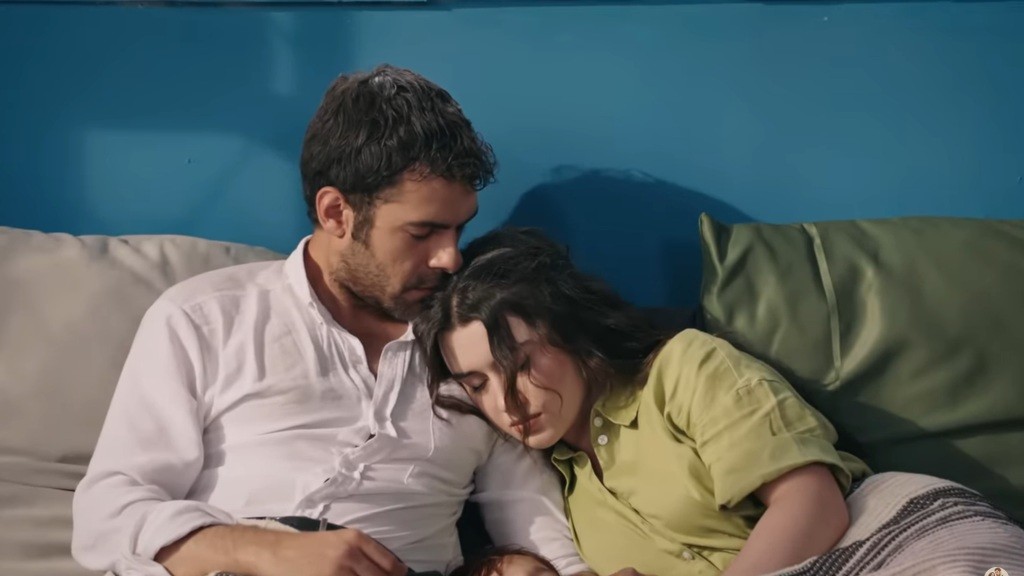 Zeynep zasypia na ramieniu Halila.