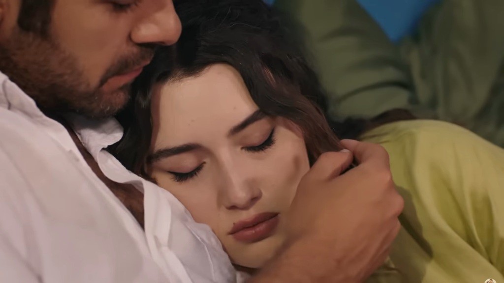 Halil bawi się pasmem włosów Zeynep.