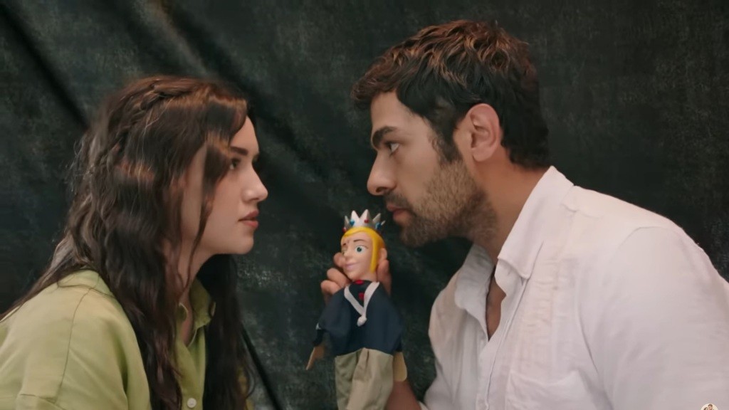 Zeynep i Halil za kurtyną. Halil ma na ręku pacynkę księcia.