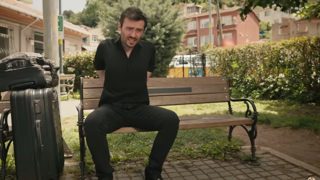 Hakan jest obolały po nocy spędzonej na ławce.