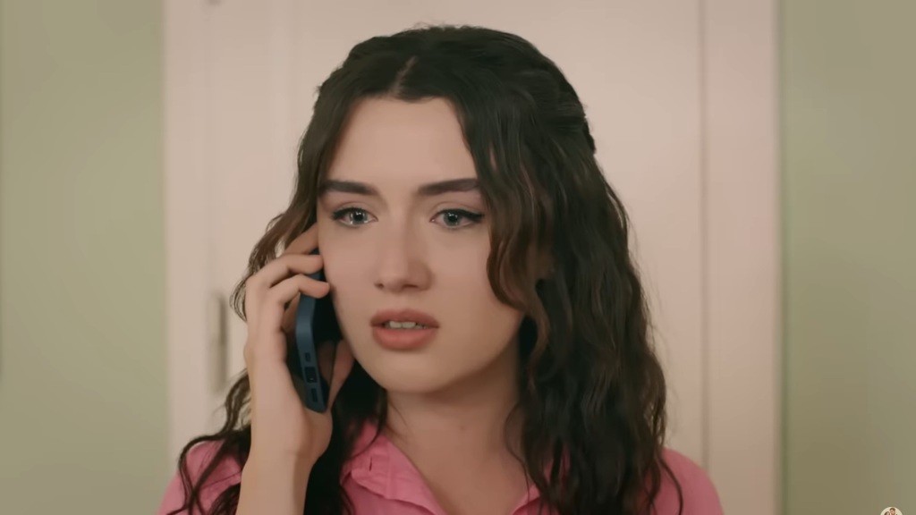 Zeynep odbiera telefon ze złymi wiadomościami.