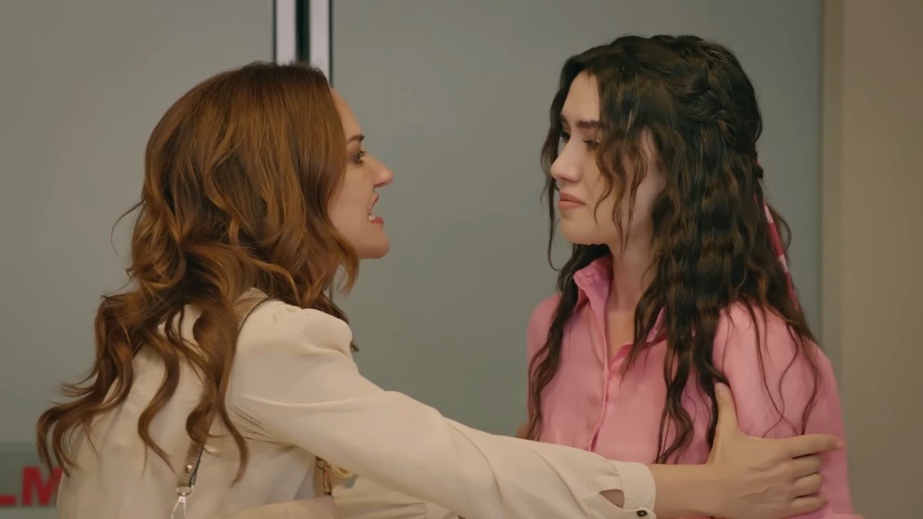 Songul atakuje Zeynep.