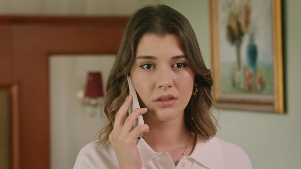 Selma rozmawia przez telefon. Jej twarz wyraża troskę.
