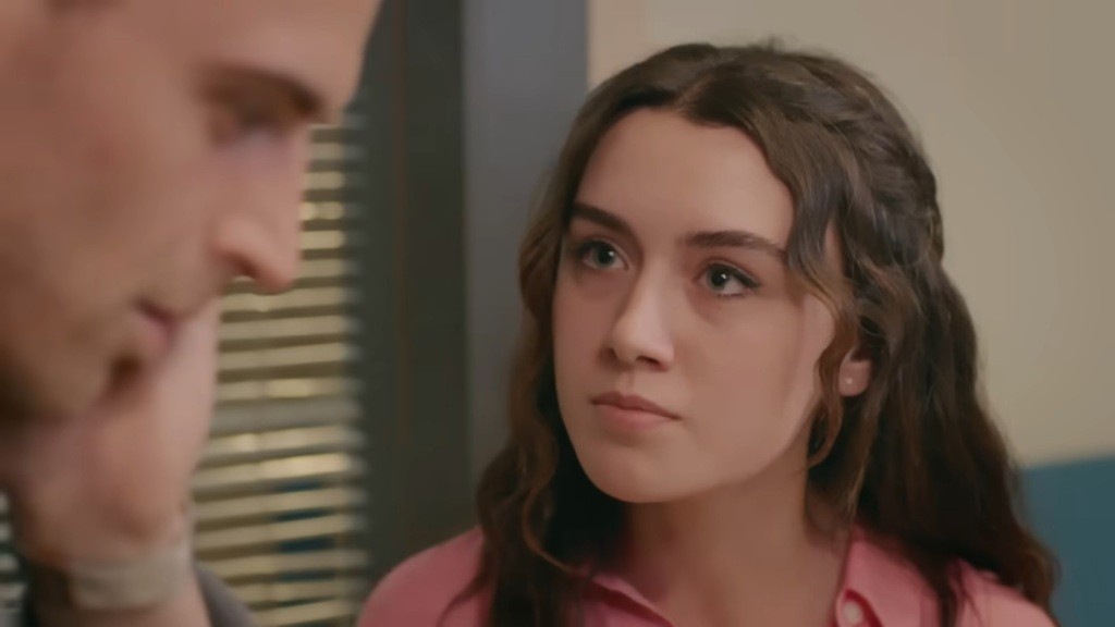 Zeynep policzkuje Alpera i wbija w niego groźne spojrzenie.
