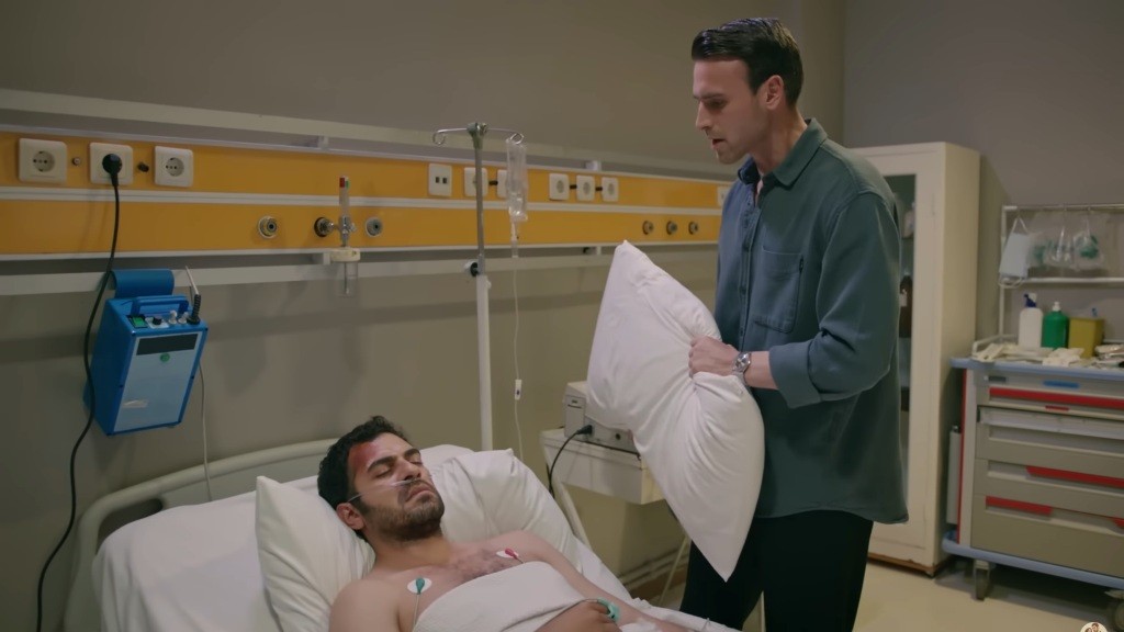 Alper trzyma poduszkę nad nieprzytomnym Halilem.