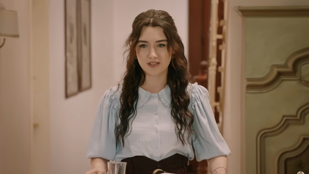 Zeynep idzie korytarzem. Jest szczęśliwa.