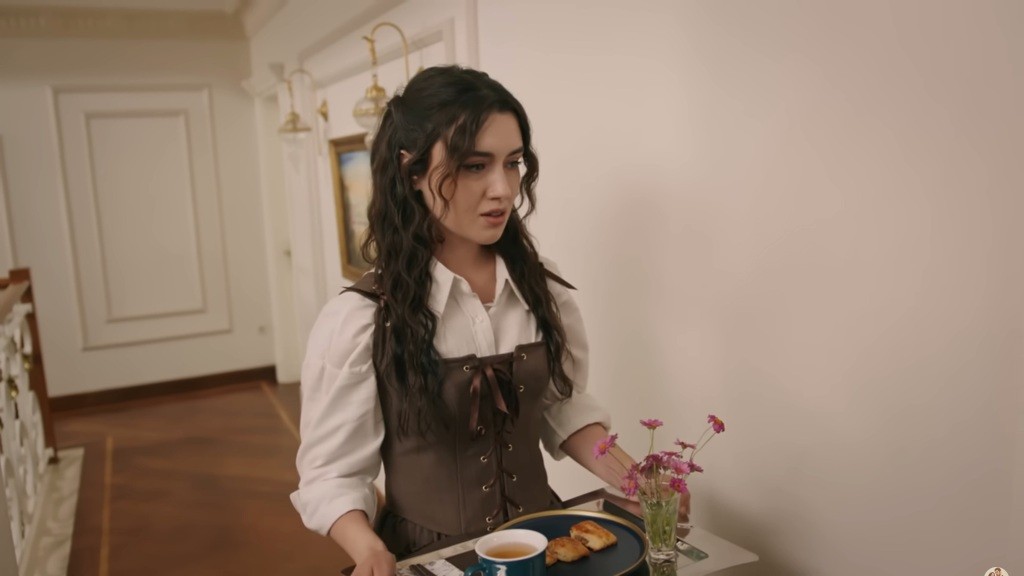 Zeynep stoi, trzymając w rękach tacę ze śniadaniem. Wydaje się zszokowana.