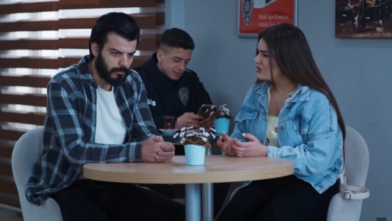 Scena w stołówce. Volkan odwraca wzrok od Nese. Jest wściekły.Ona z kolei wydaje się nie rozumieć jego zachowania.