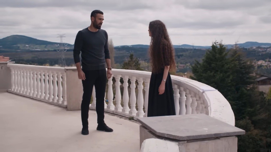 Nana konfrontuje się z Acarem na tarasie.