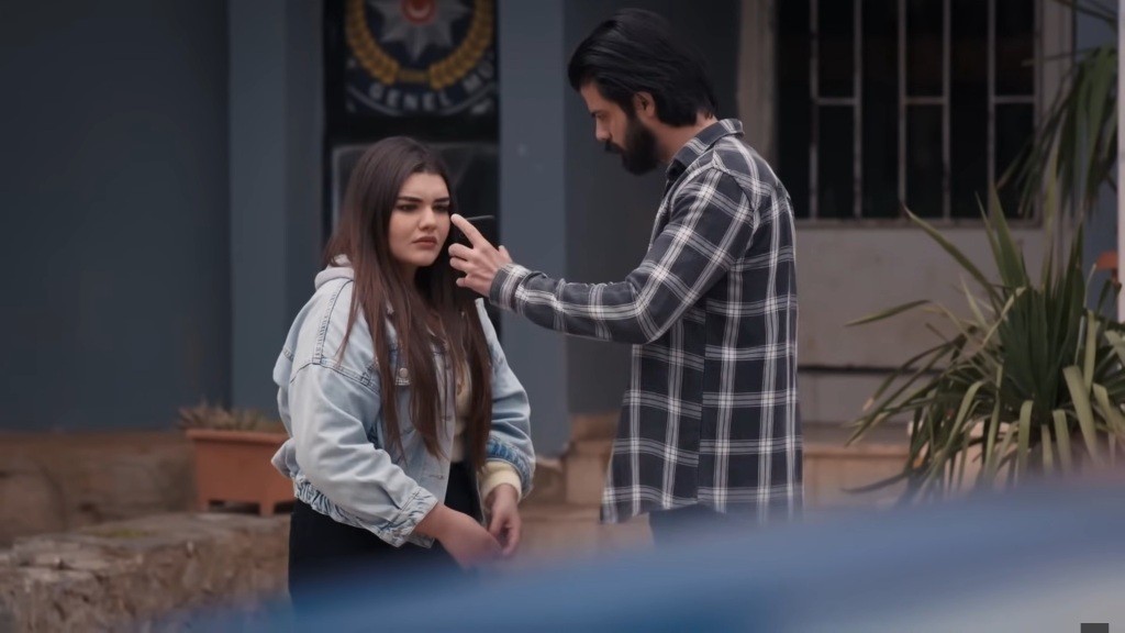 Volkan pokazuje Nese zdjęcie na telefonie.