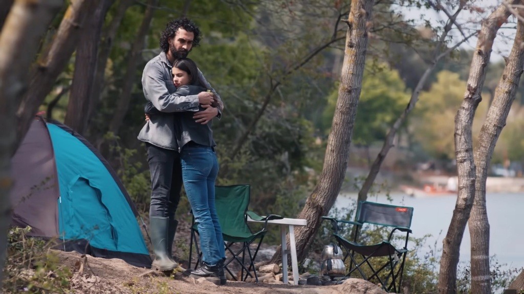 Scena nad jeziorem. Ayse tuli się do Ferita o on obejmuje ją ramionami.