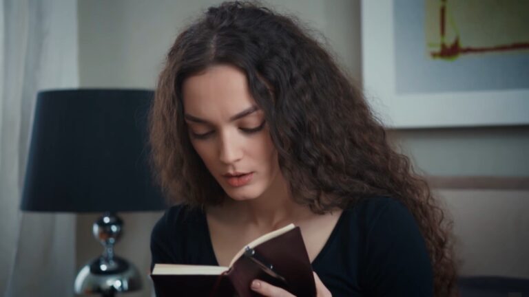 Nana czyta notatnik Acara.