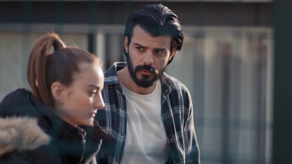 Volkan patrzy na Basak ze współczuciem.