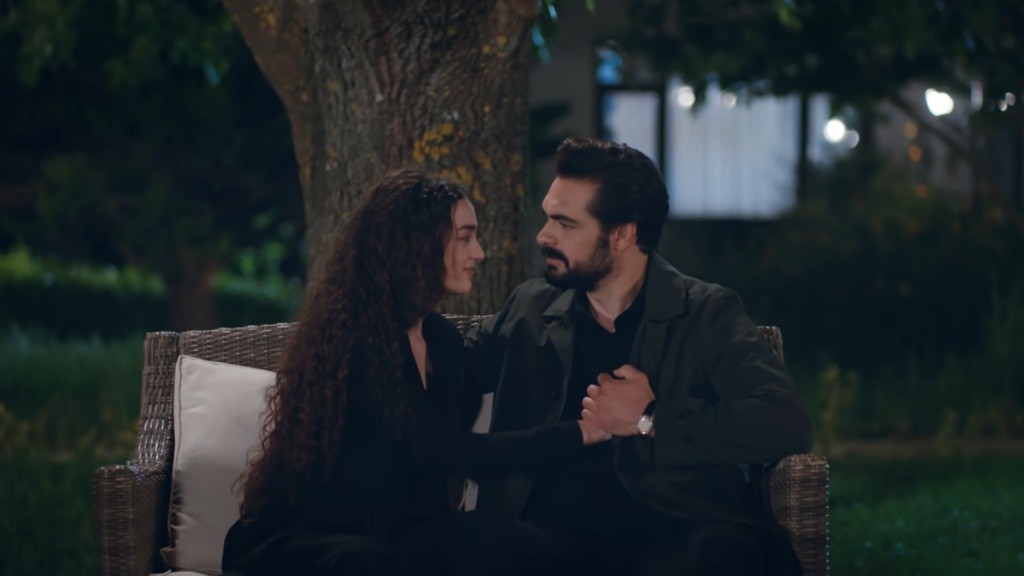 Yaman przykłada dłoń Nany do swojej piersi.