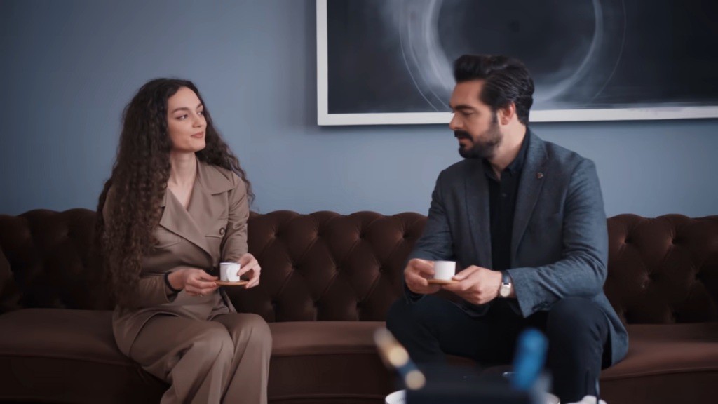 Nana i Yaman piją kawę.