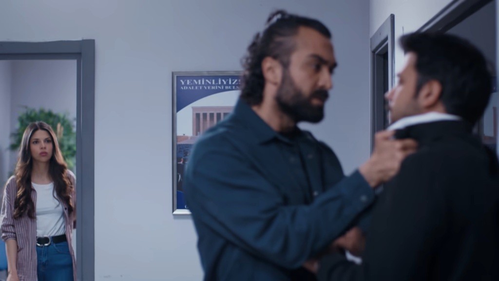 Ayse patrzy, jak Ferit trzyma Koraya za kurtkę.