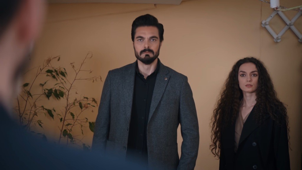 Yaman i Nana patrzą z zaskoczeniem na kogoś przed nimi.