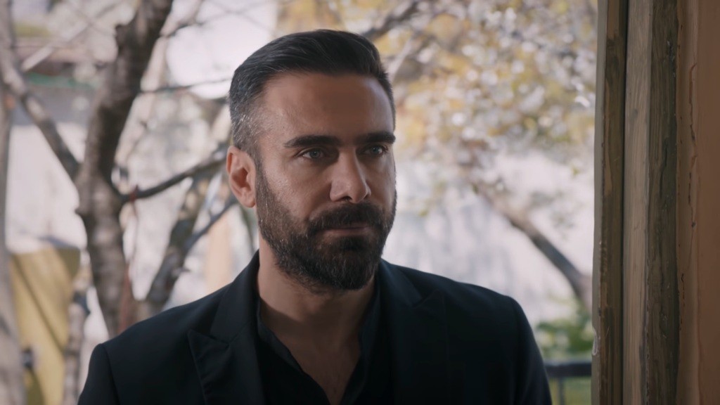 Acar stoi w wejściu do domu.