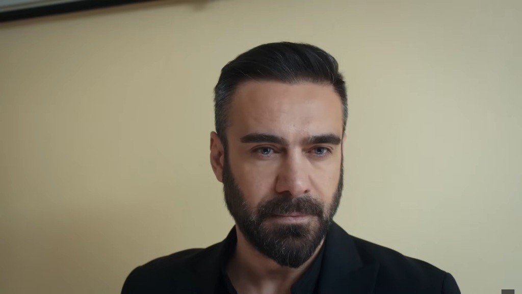 Zbliżenie na twarz Acara.