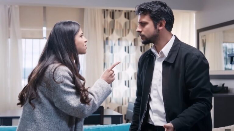 Ayse wymierza w Koraya palec wskazujący.