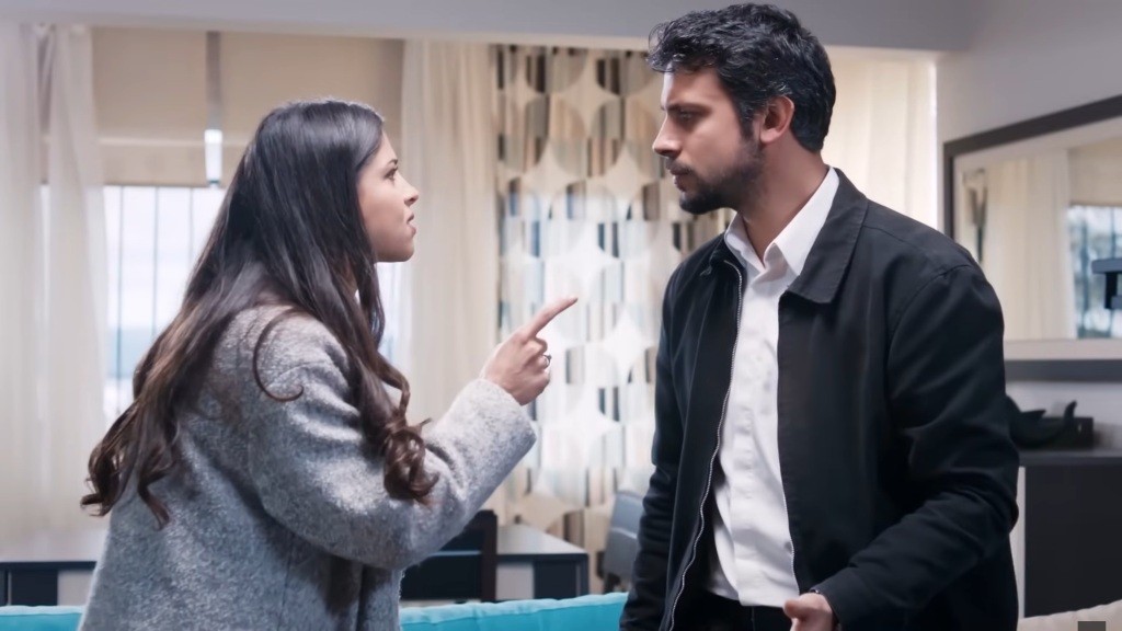 Ayse wymierza w Koraya palec wskazujący.