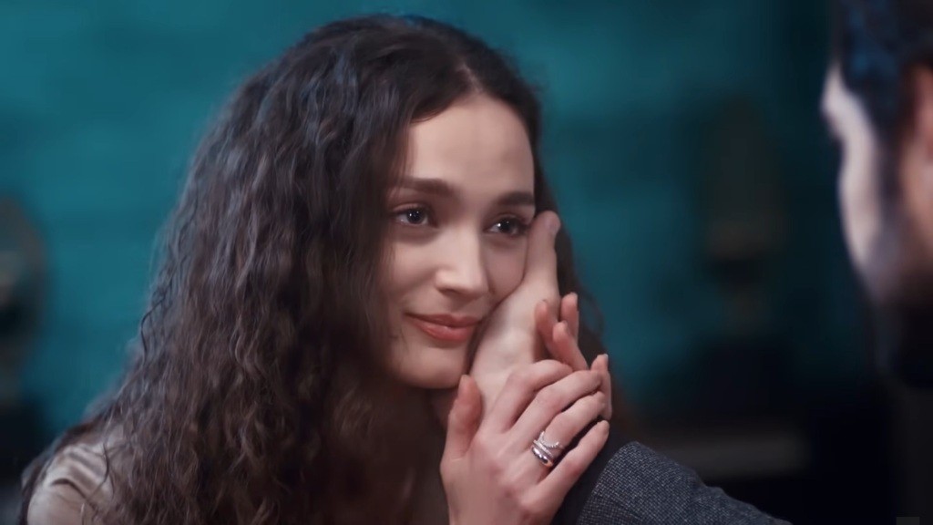 Nana trzyma dłoń Yamana przy swoim policzku. Uśmiecha się ciepło do mężczyzny.