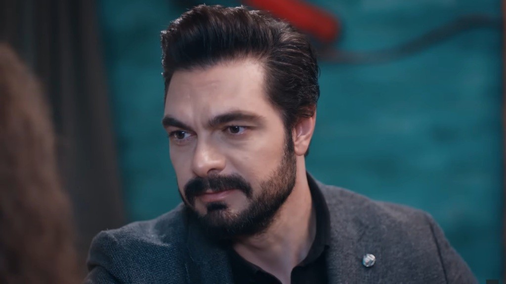 Yaman podczas rozmowy z Naną.