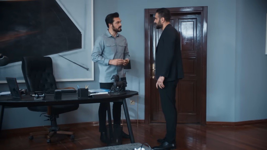 Yaman i Acar w gabinecie.