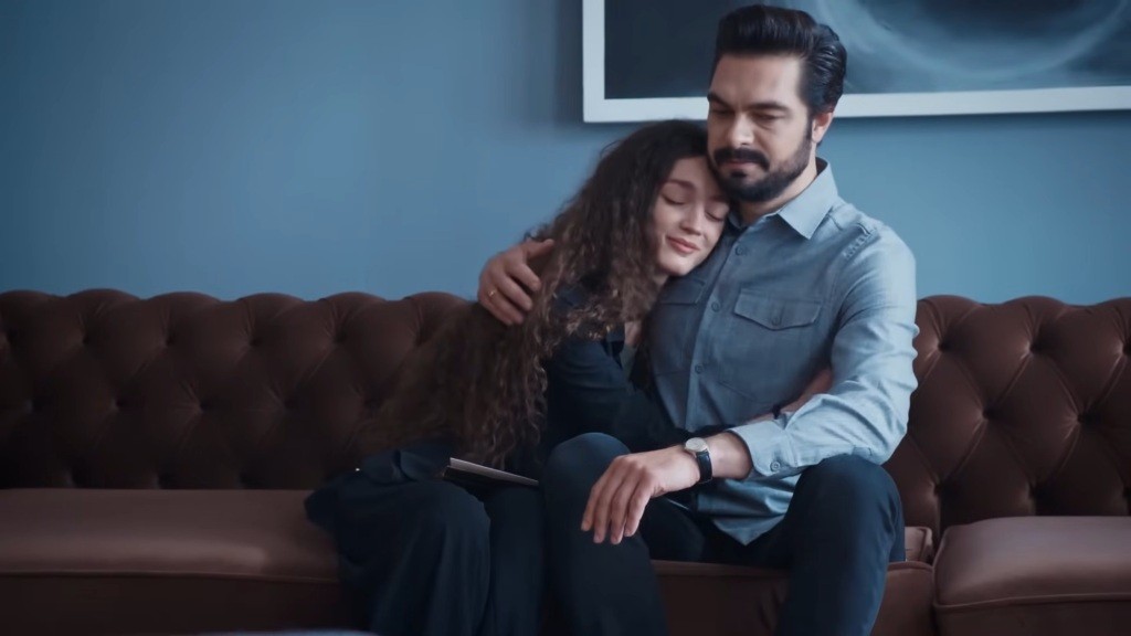 Nana tuli się do Yamana na kanapie.