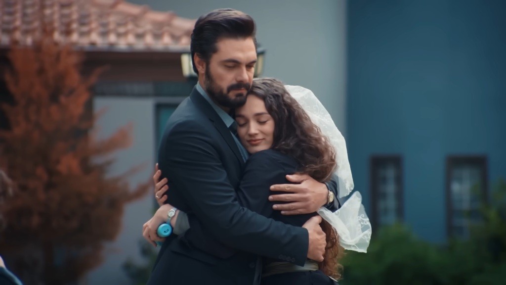 Yaman obejmuje Nanę podczas próby do ślubu.