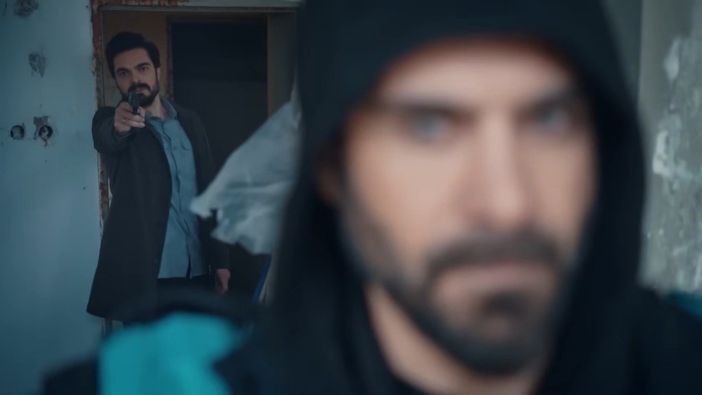 Yaman celuje do mężczyzny odwróconego do niego plecami.