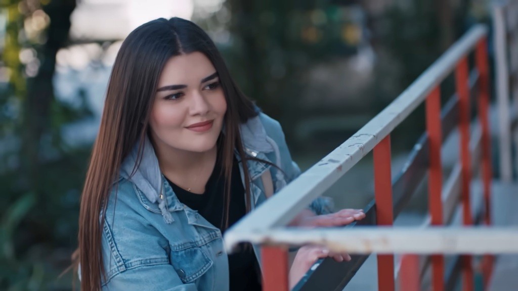 Nese prowadzi obserwację.