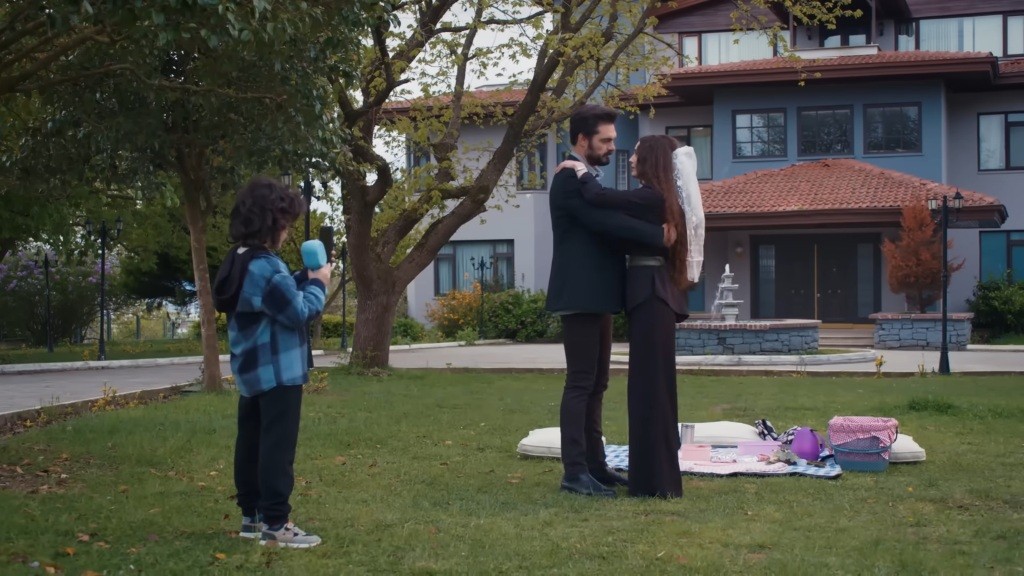 Yaman i Nana tańczą, a Yusuf nagrywa to telefonem.